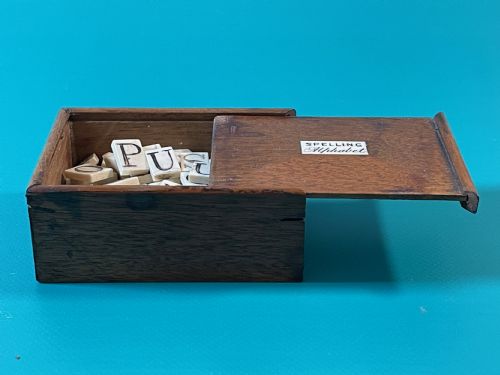 ANTIQUE ALPHABET SPELLING BOX WITH 118 BONE ALPHABET LETTERS - ADDITIONAL PHOTO 5
