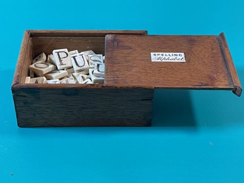 ANTIQUE ALPHABET SPELLING BOX WITH 118 BONE ALPHABET LETTERS - ADDITIONAL PHOTO 6