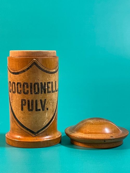 A SMALL APOTHECARY JAR WITH ORIGINAL LABEL - ADDITIONAL PHOTO 1