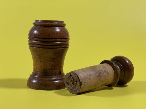 AN ANTIQUE SPICE MORTARGRINDER - ADDITIONAL PHOTO 3