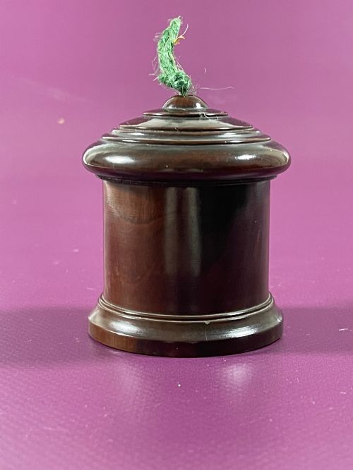 A SMALL ANTIQUE LIGNUM VITAE STRING BOX - ADDITIONAL PHOTO 1