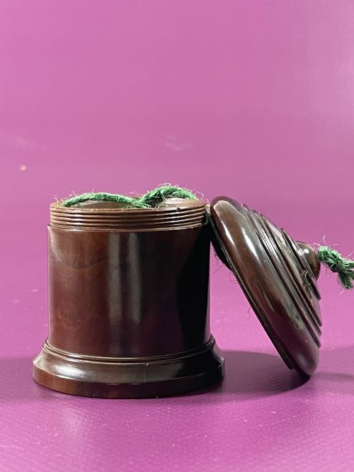 A SMALL ANTIQUE LIGNUM VITAE STRING BOX - ADDITIONAL PHOTO 3