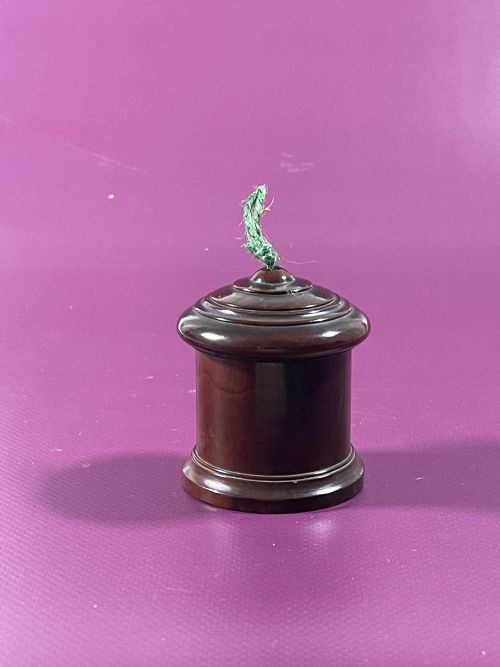 A SMALL ANTIQUE LIGNUM VITAE STRING BOX - ADDITIONAL PHOTO 6