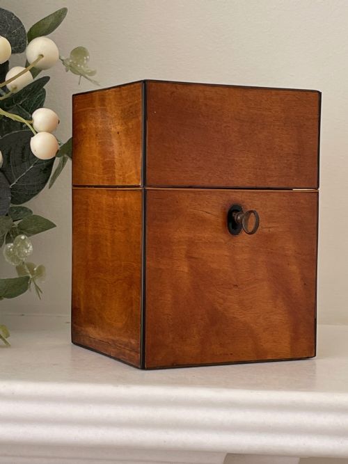 A GEORGIAN SATINWOOD SCENT BOX RETAINS THE FOUR GLASS BOTTLES INSIDE - ADDITIONAL PHOTO 1