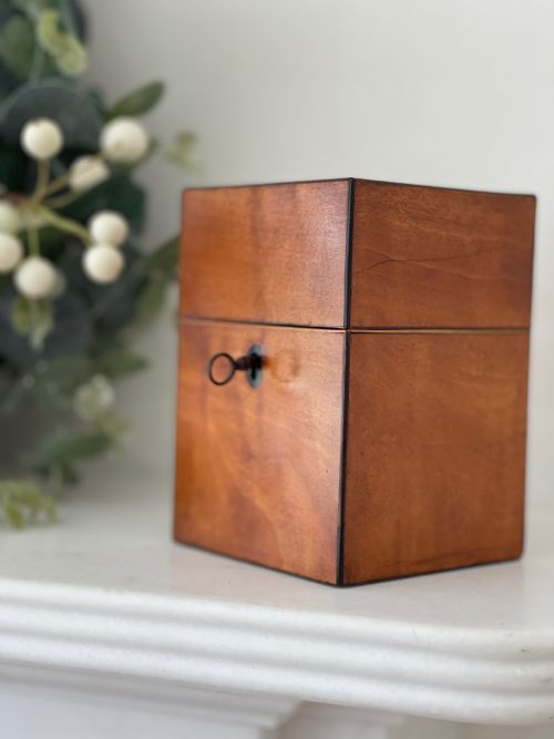 A GEORGIAN SATINWOOD SCENT BOX RETAINS THE FOUR GLASS BOTTLES INSIDE - ADDITIONAL PHOTO 2