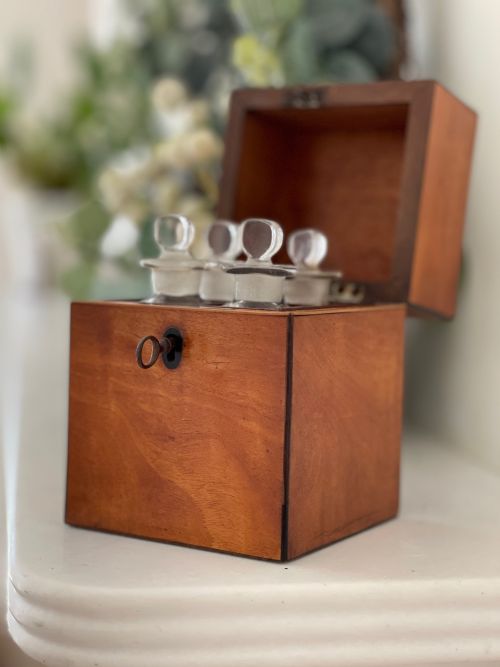 A GEORGIAN SATINWOOD SCENT BOX RETAINS THE FOUR GLASS BOTTLES INSIDE - ADDITIONAL PHOTO 4