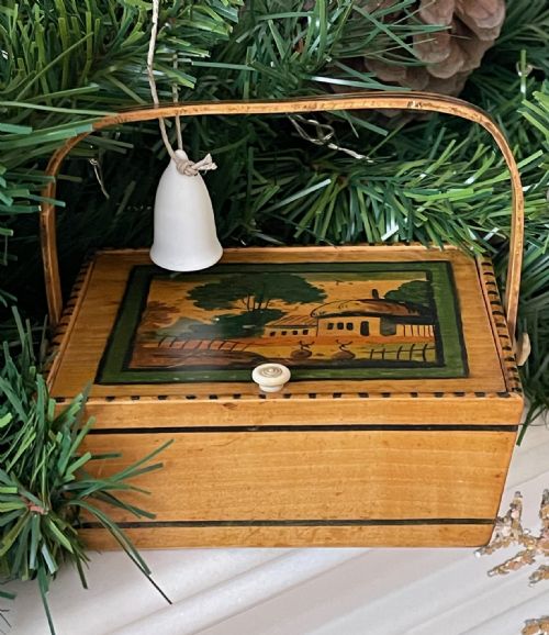 antique sewing pannier painted whitewood - CATEGORY: ANTIQUE BOXES - DATED 19TH CENTURY