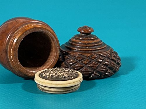 A GEORGIAN COQUILLA NUTMEG GRATER - ADDITIONAL PHOTO 2