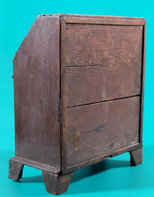 A MID 18TH CENTURY MINI BUREAU - ADDITIONAL PHOTO 1