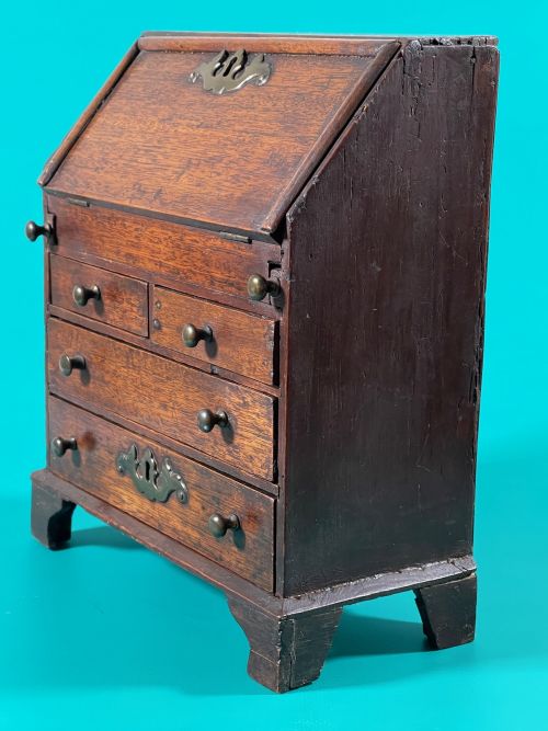 A MID 18TH CENTURY MINI BUREAU - ADDITIONAL PHOTO 3