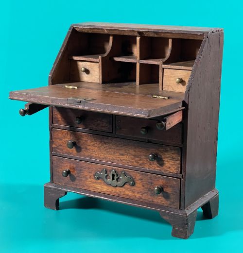 A MID 18TH CENTURY MINI BUREAU - ADDITIONAL PHOTO 5