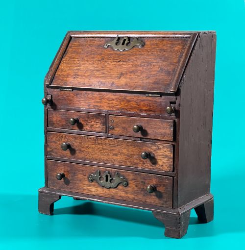 A MID 18TH CENTURY MINI BUREAU - ADDITIONAL PHOTO 6