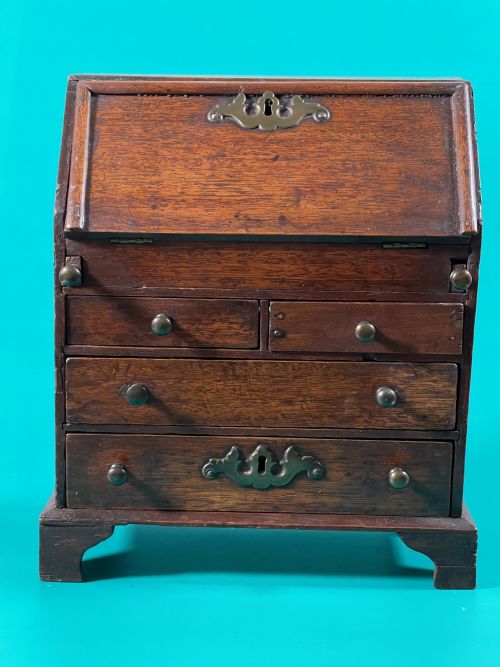 A MID 18TH CENTURY MINI BUREAU - ADDITIONAL PHOTO 8