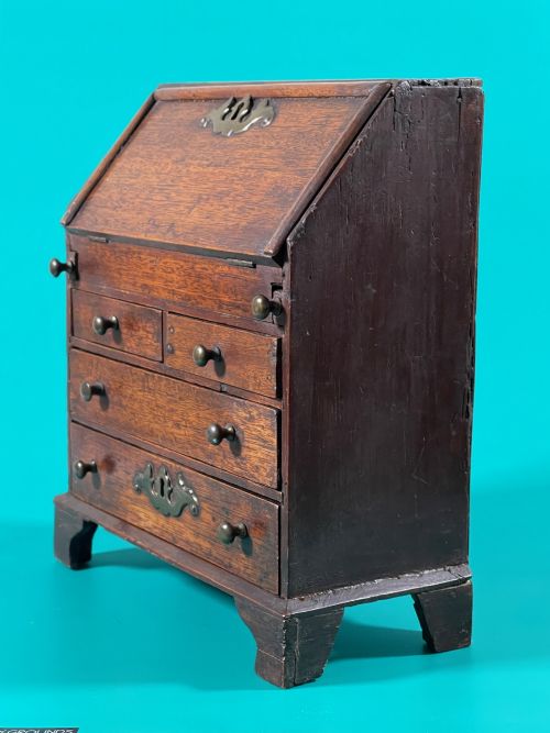 A MID 18TH CENTURY MINI BUREAU - ADDITIONAL PHOTO 10