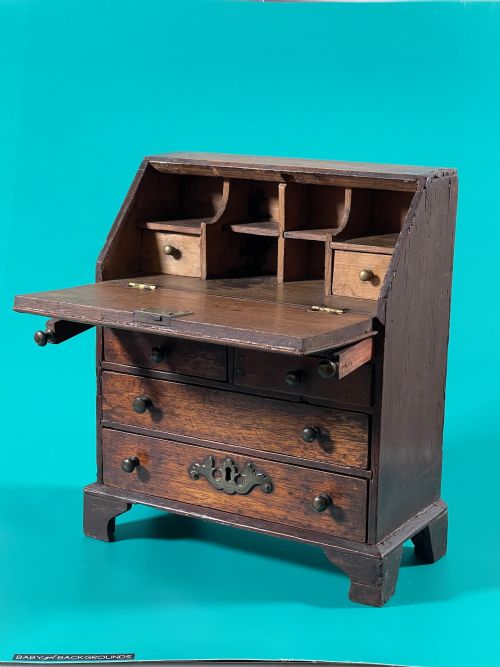A MID 18TH CENTURY MINI BUREAU - ADDITIONAL PHOTO 13
