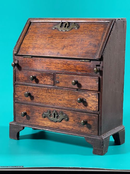 A MID 18TH CENTURY MINI BUREAU - ADDITIONAL PHOTO 15