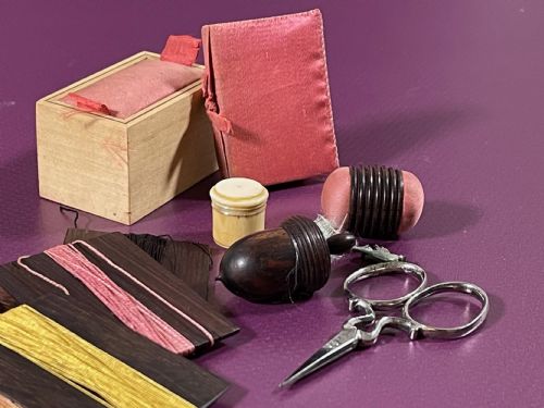 A GEORGIAN ROSEWOOD SEWING BOX WITH CONTENTS GREAT SIZE - ADDITIONAL PHOTO 3