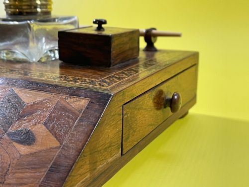 A SMALL TUNBRIDGE WARE DESK COMPANION - ADDITIONAL PHOTO 2
