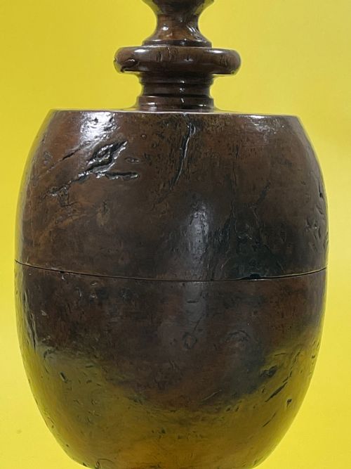 AN ANTIQUE TREEN BURR WOOD STORAGE CONTAINER - ADDITIONAL PHOTO 1