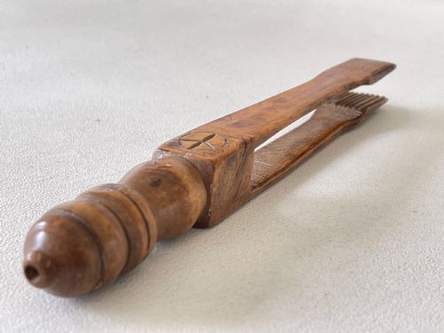 AN UNUSUAL PAIR OF ANTIQUE TREEN TONGS - ADDITIONAL PHOTO 3