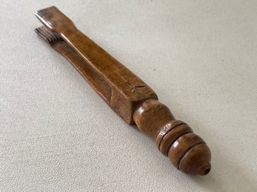 AN UNUSUAL PAIR OF ANTIQUE TREEN TONGS - ADDITIONAL PHOTO 8