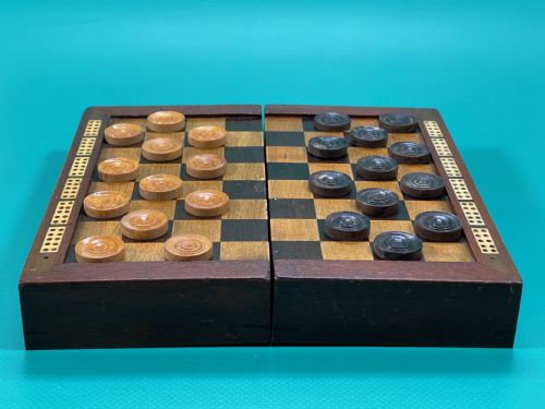 antique travelling draughts games box all the wooden counters are present - CATEGORY: ANTIQUE MISCELLANEOUS - DATED VICTORIAN