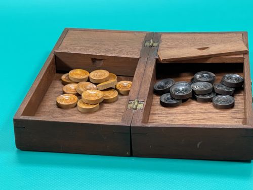 ANTIQUE TRAVELLING DRAUGHTS GAMES BOX ALL THE WOODEN COUNTERS ARE PRESENT - ADDITIONAL PHOTO 4