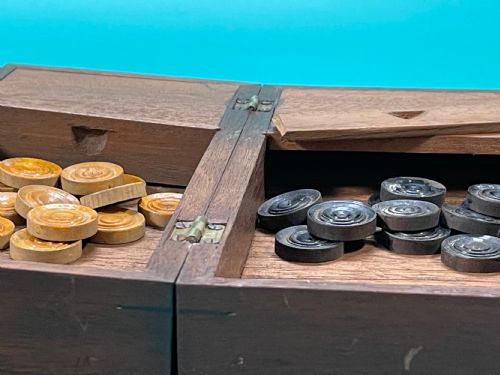 ANTIQUE TRAVELLING DRAUGHTS GAMES BOX ALL THE WOODEN COUNTERS ARE PRESENT - ADDITIONAL PHOTO 5