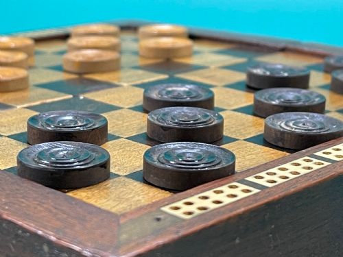 ANTIQUE TRAVELLING DRAUGHTS GAMES BOX ALL THE WOODEN COUNTERS ARE PRESENT - ADDITIONAL PHOTO 7