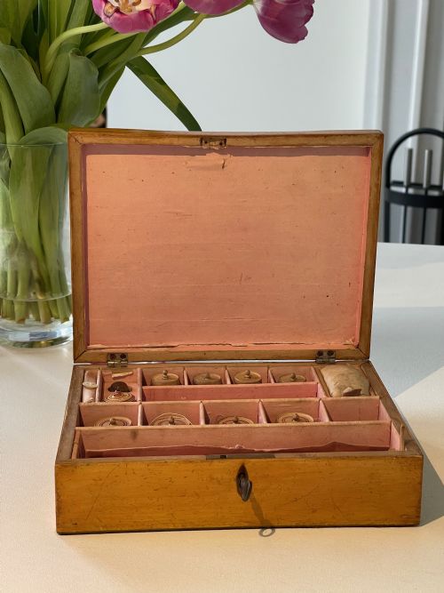ANTIQUE GEORGIAN SEWING BOX FULL OF MANY OF THE ORIGINAL SEWING TOOLS - ADDITIONAL PHOTO 1