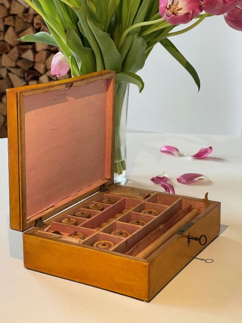 ANTIQUE GEORGIAN SEWING BOX FULL OF MANY OF THE ORIGINAL SEWING TOOLS - ADDITIONAL PHOTO 4