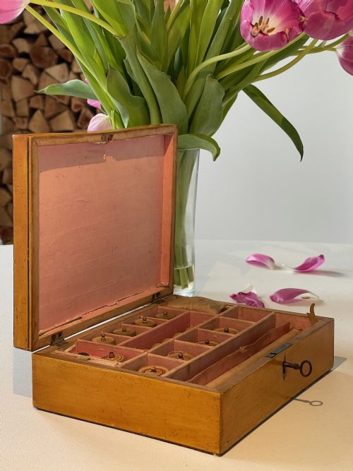 ANTIQUE GEORGIAN SEWING BOX FULL OF MANY OF THE ORIGINAL SEWING TOOLS - ADDITIONAL PHOTO 5