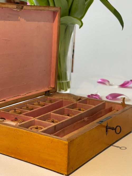 ANTIQUE GEORGIAN SEWING BOX FULL OF MANY OF THE ORIGINAL SEWING TOOLS - ADDITIONAL PHOTO 7