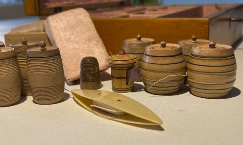 ANTIQUE GEORGIAN SEWING BOX FULL OF MANY OF THE ORIGINAL SEWING TOOLS - ADDITIONAL PHOTO 9