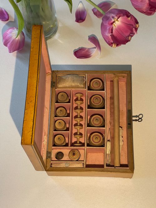 ANTIQUE GEORGIAN SEWING BOX FULL OF MANY OF THE ORIGINAL SEWING TOOLS - ADDITIONAL PHOTO 11