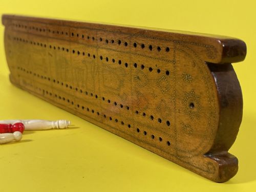 AN UNUSUAL CRIBBAGE BOARD WITH HEARTS CLUBS DIAMONDS SPADES GOBLETS JUGS AND DATED - ADDITIONAL PHOTO 1