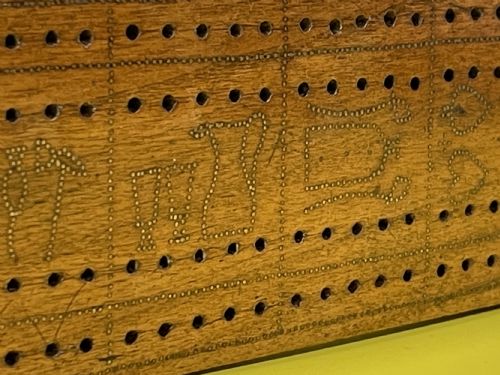 AN UNUSUAL CRIBBAGE BOARD WITH HEARTS CLUBS DIAMONDS SPADES GOBLETS JUGS AND DATED - ADDITIONAL PHOTO 3