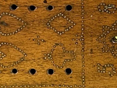 AN UNUSUAL CRIBBAGE BOARD WITH HEARTS CLUBS DIAMONDS SPADES GOBLETS JUGS AND DATED - ADDITIONAL PHOTO 4
