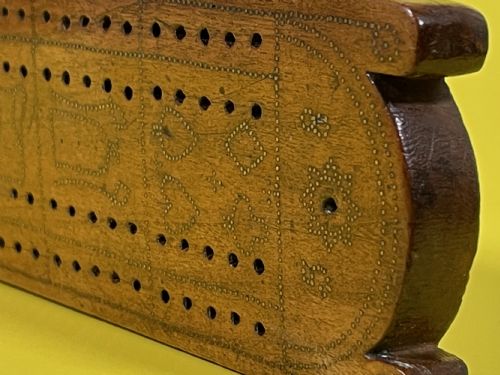 AN UNUSUAL CRIBBAGE BOARD WITH HEARTS CLUBS DIAMONDS SPADES GOBLETS JUGS AND DATED - ADDITIONAL PHOTO 5