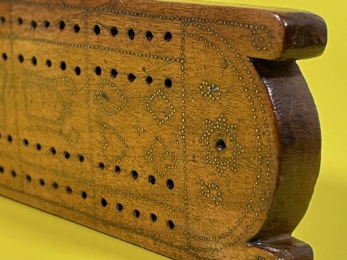 AN UNUSUAL CRIBBAGE BOARD WITH HEARTS CLUBS DIAMONDS SPADES GOBLETS JUGS AND DATED - ADDITIONAL PHOTO 6
