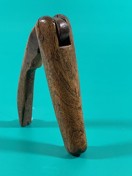 AN UNUSUAL TREEN ENGLISH LEVER NUTCRACKER - ADDITIONAL PHOTO 5