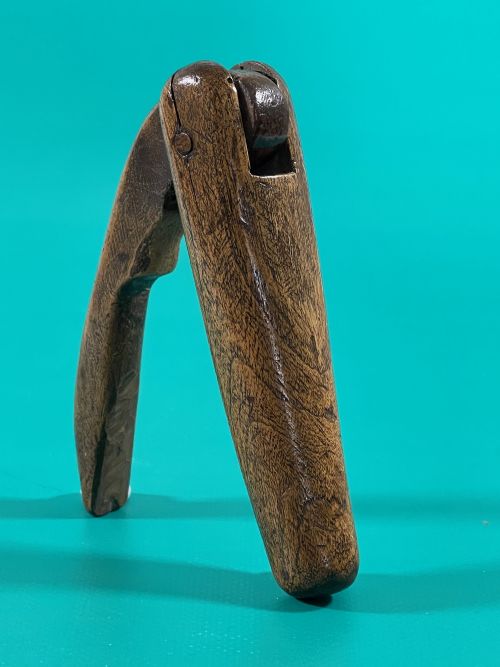 AN UNUSUAL TREEN ENGLISH LEVER NUTCRACKER - ADDITIONAL PHOTO 6