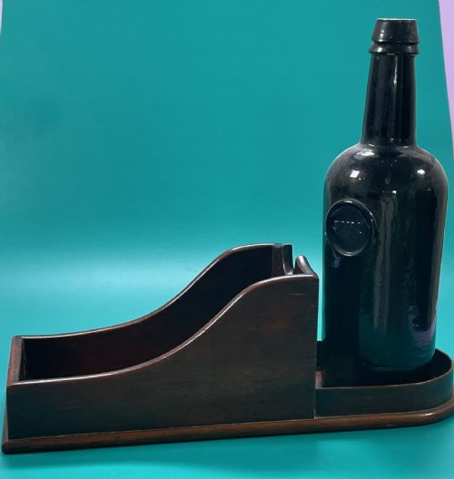 A GEORGIAN MAHOGANY WINE BOTTLE SLOPE OR CRADLE - ADDITIONAL PHOTO 4