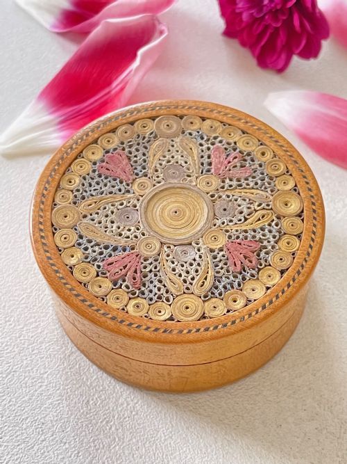 a georgian circular box decorated with rolled paper - CATEGORY: ANTIQUE BOXES - DATED GEORGIAN