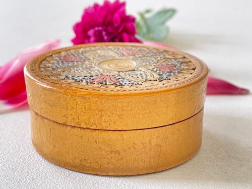 A GEORGIAN CIRCULAR BOX DECORATED WITH ROLLED PAPER - ADDITIONAL PHOTO 1