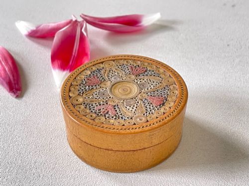 A GEORGIAN CIRCULAR BOX DECORATED WITH ROLLED PAPER - ADDITIONAL PHOTO 5