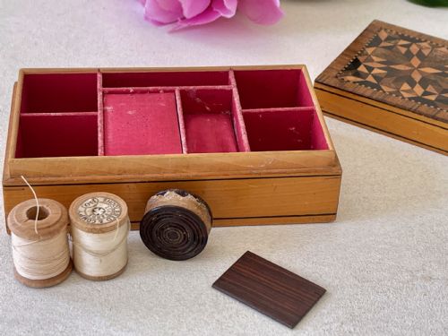 A SMALL TUNBRIDGE WARE SEWING BOX - ADDITIONAL PHOTO 1