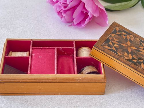 A SMALL TUNBRIDGE WARE SEWING BOX - ADDITIONAL PHOTO 3