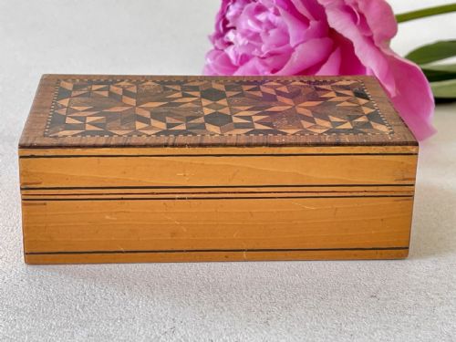A SMALL TUNBRIDGE WARE SEWING BOX - ADDITIONAL PHOTO 4