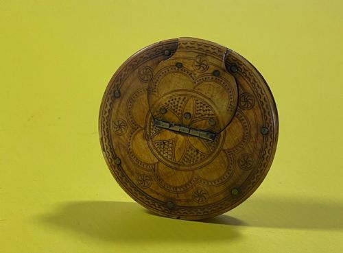 antique horn snuff box decorated with flowers geometric patterns - CATEGORY: ANTIQUE BOXES - DATED 18TH CENTURY